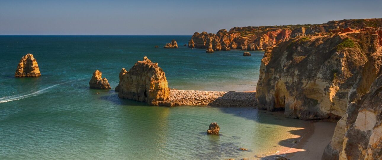 Activité de team building sur une plage de l’Algarve pendant un séminaire d’entreprise au Portugal
