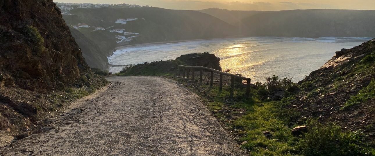 Falaises de la côte vicentine sur la Rota Vicentina — randonnée Algarve Portugal