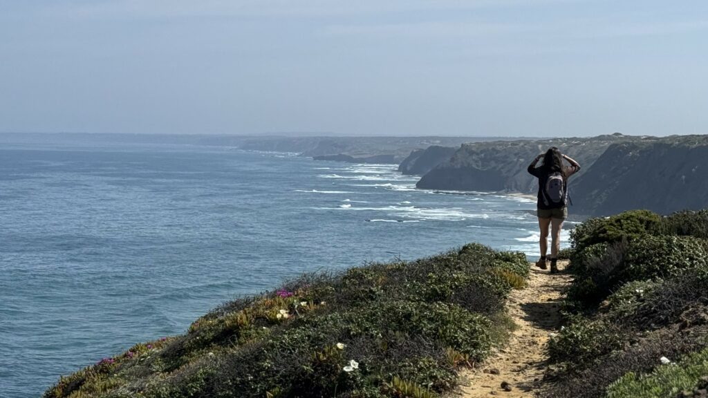 Randonneuse sur le Fishermen's Trail avec vue sur les falaises de la côte vicentine Algarve