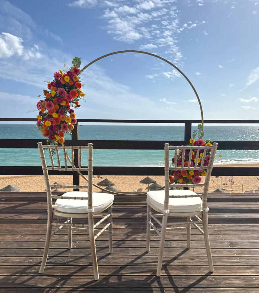 Cérémonie de mariage face à l'océan en Algarve organisée par Pura Evasão